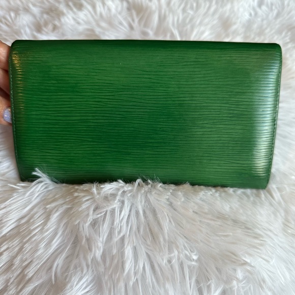 Louis Vuitton Epi Wallet w/ Unbranded Chain, LV Bag LV Ribbon & LV Sample Parfum - Picture 4 of 15